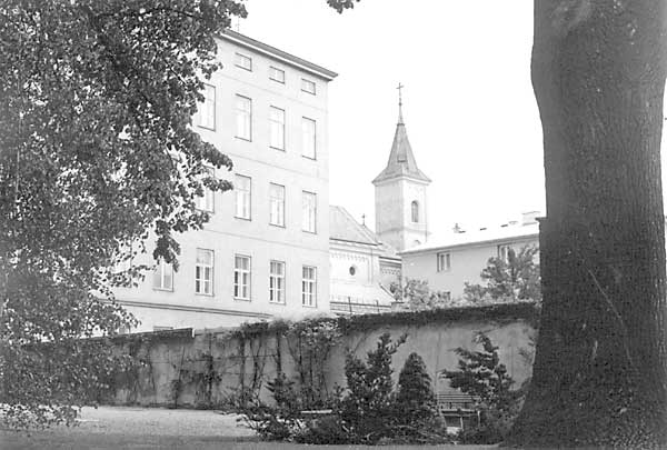 HofzeileGymKirche1972.jpg